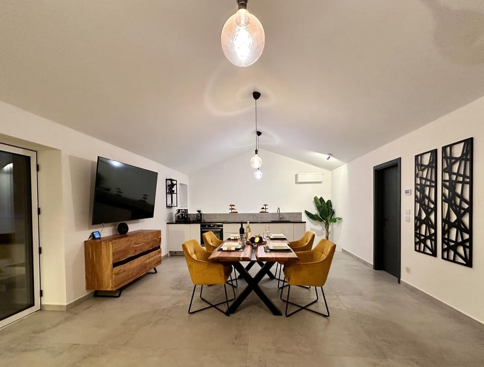 TV and multimedia, Kitchen or kitchenette, Seating area, Dining area
