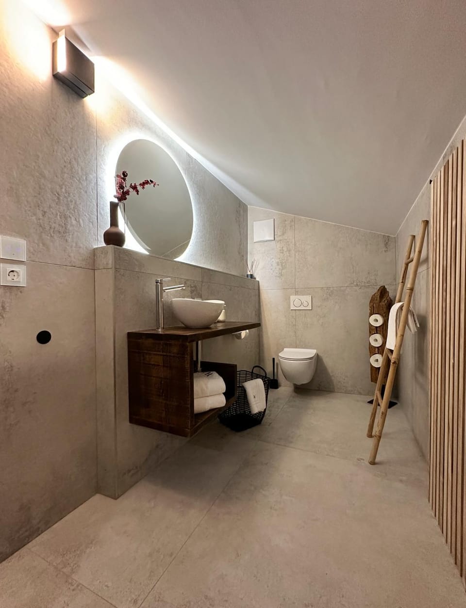 Shower, Toilet, Bathroom, Photo of the whole room, towels