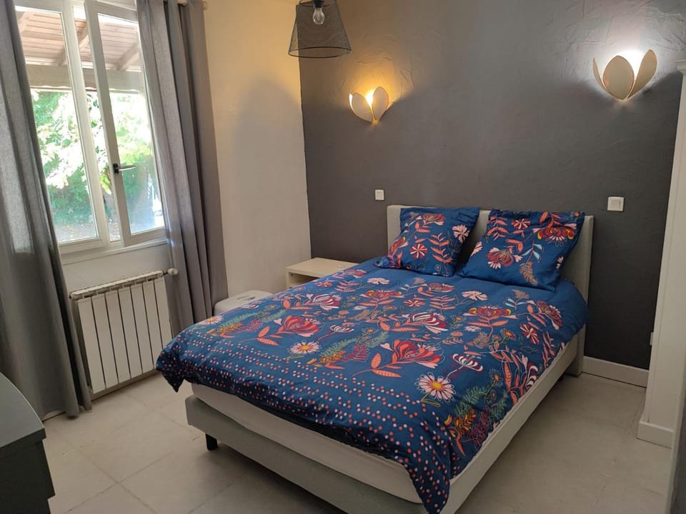 Bed, Photo of the whole room, Bedroom, internet