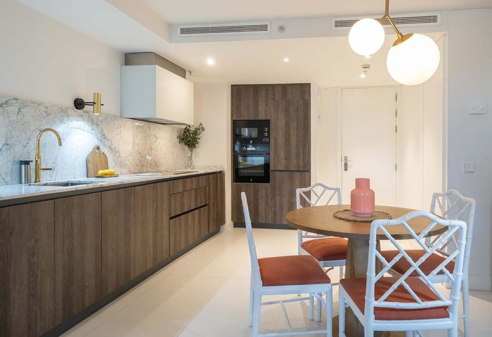 Kitchen or kitchenette, Dining area, stove