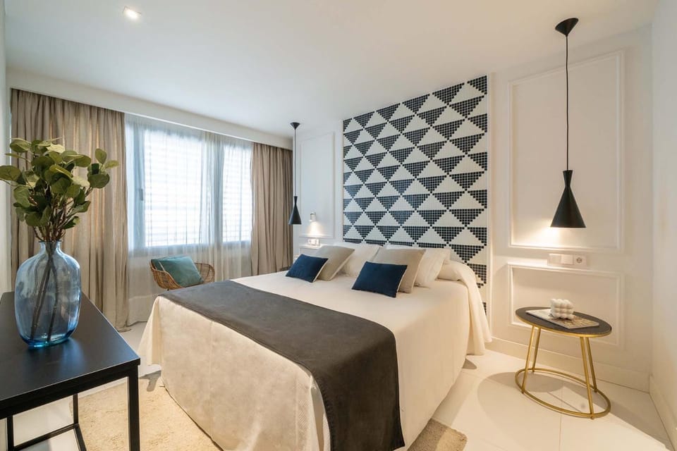 Photo of the whole room, Bedroom