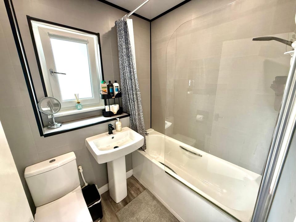 Shower, Toilet, Bathroom, Bath, towels