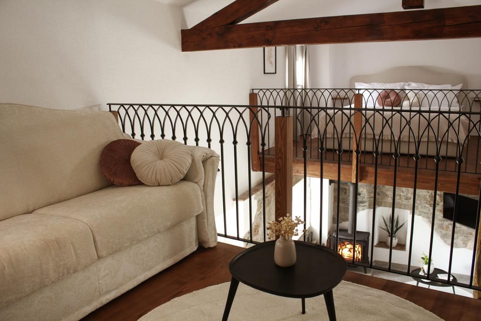 Bed, Photo of the whole room, Seating area, Bedroom