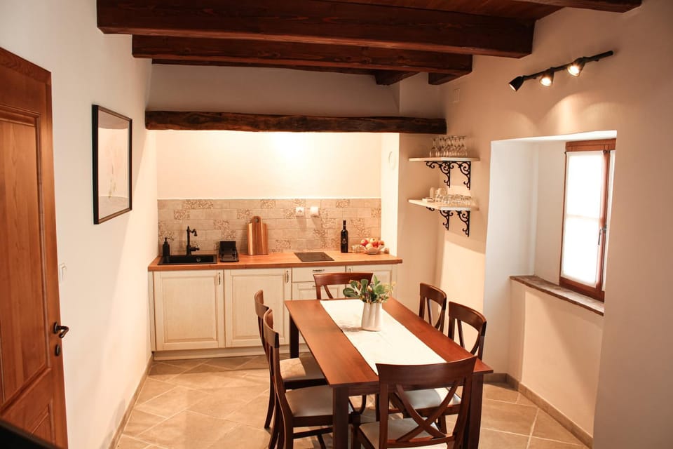 Kitchen or kitchenette, Dining area, stove