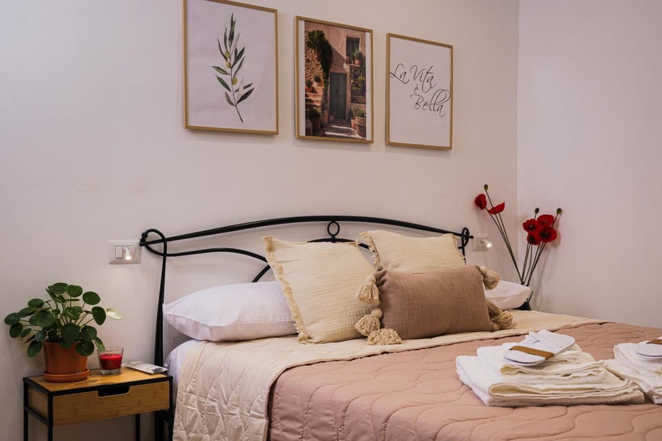Bed, Bedroom, towels