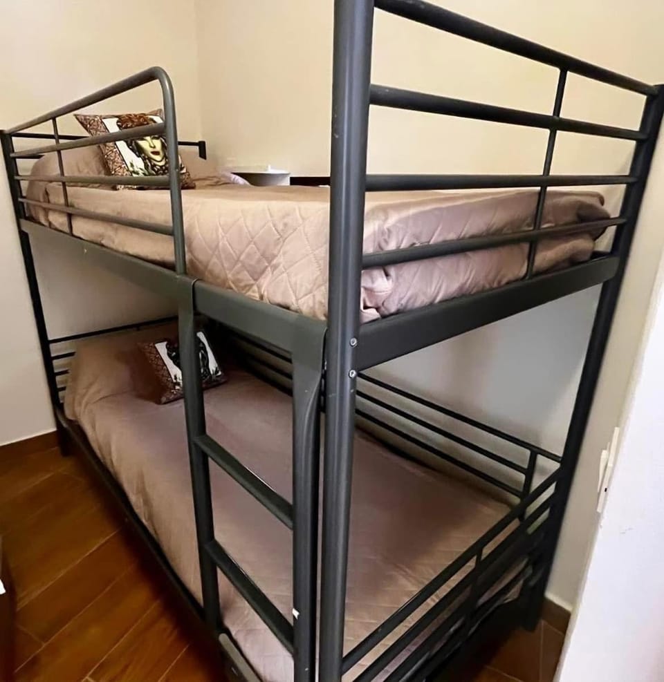Bedroom, bunk bed