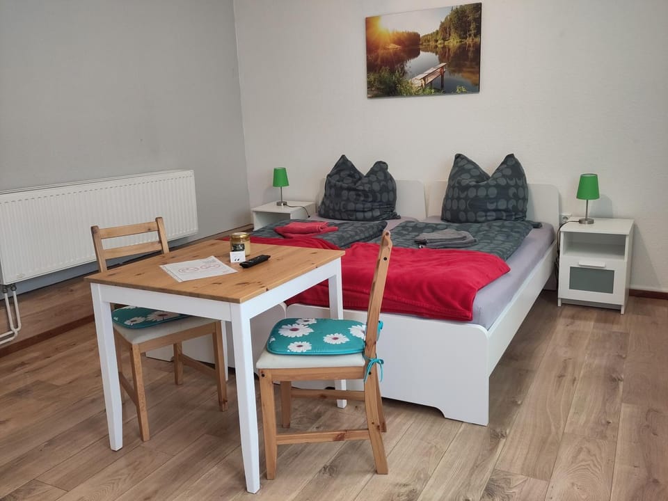 Bed, Living room, Photo of the whole room, Seating area, Dining area, Bedroom