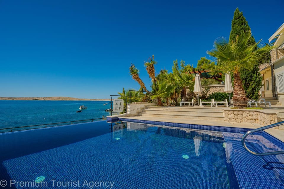 Balcony/Terrace, Sea view, Swimming pool, sunbed