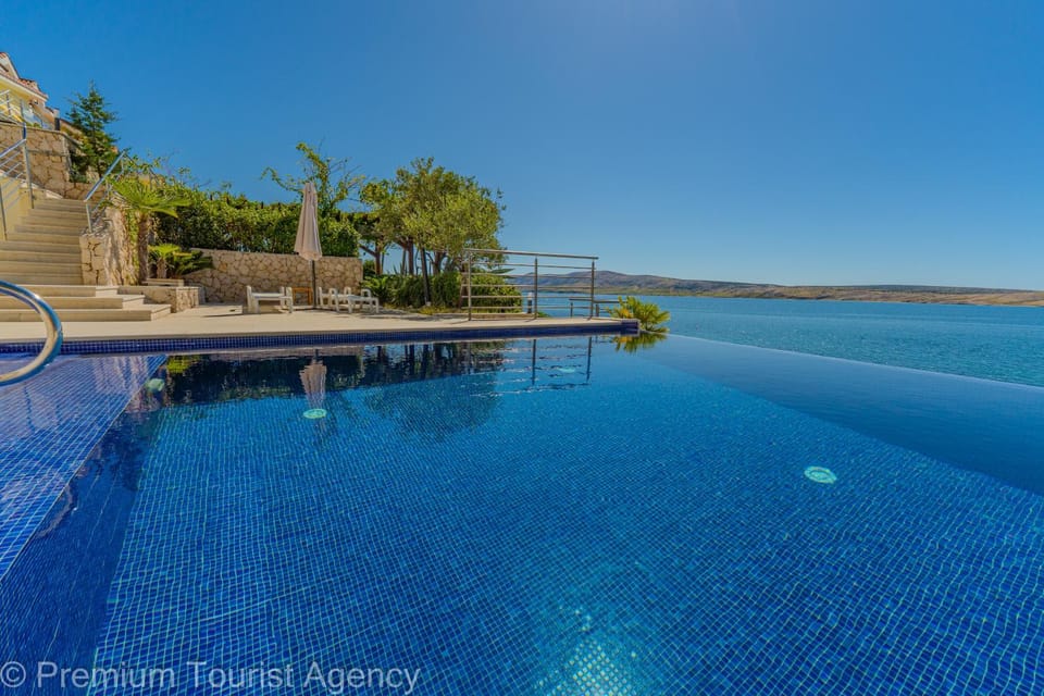 Balcony/Terrace, Sea view, Swimming pool, sunbed