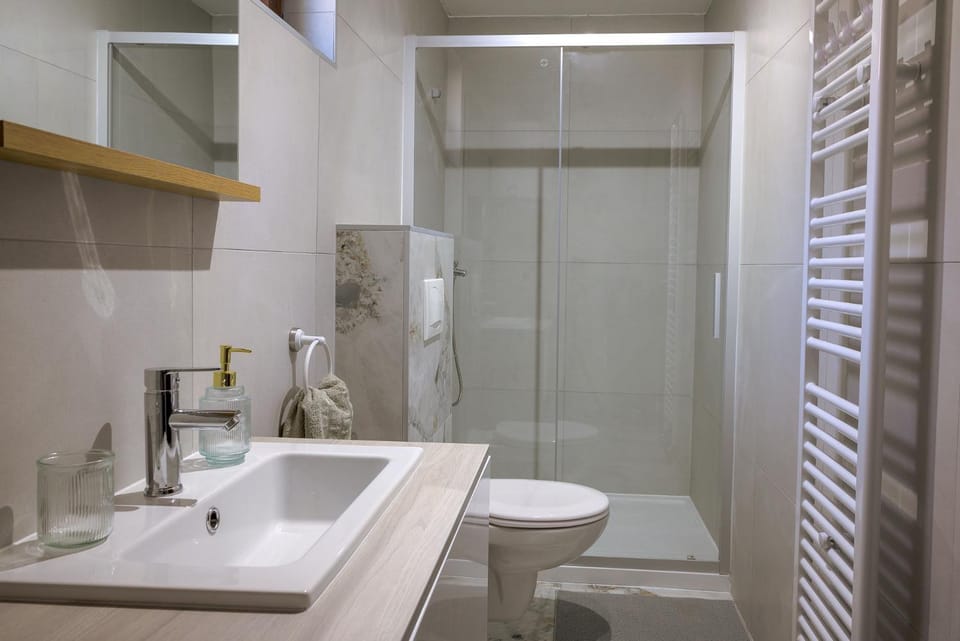 Shower, Toilet, Bathroom, towels