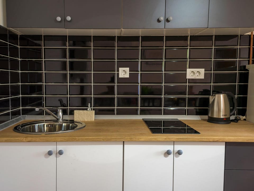 Coffee/tea facilities, Kitchen or kitchenette, stove
