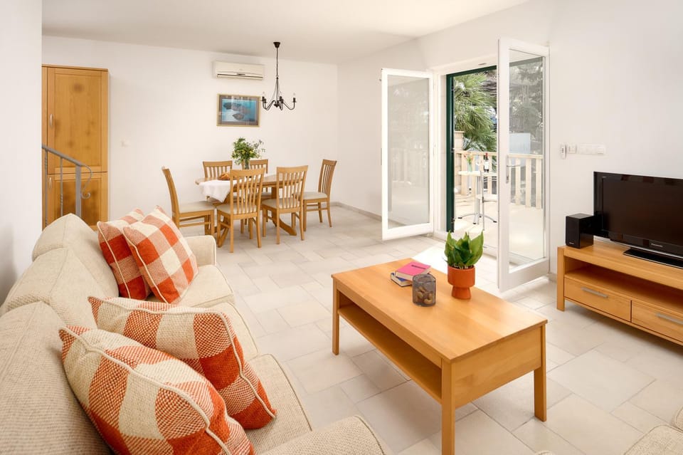 TV and multimedia, Living room, Seating area, Dining area