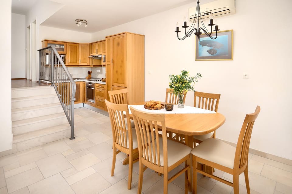 Kitchen or kitchenette, Seating area, Dining area, stove