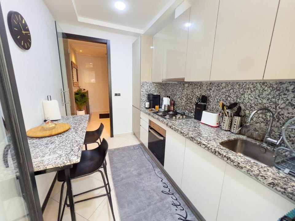 Coffee/tea facilities, Kitchen or kitchenette, oven, stove, toaster