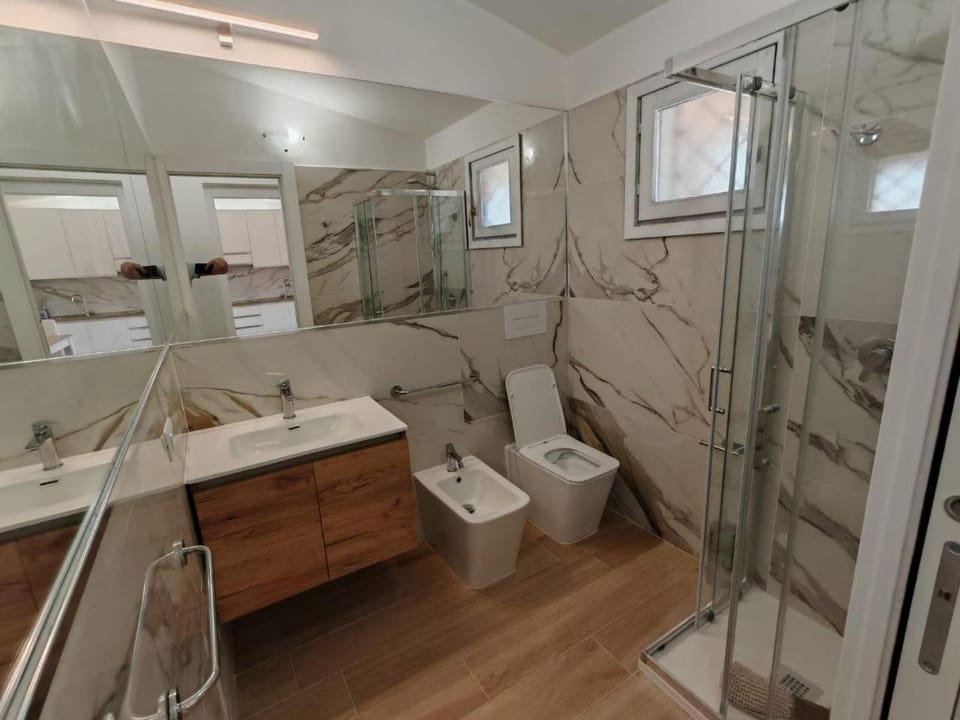 Shower, Toilet, Bathroom, bidet, towels