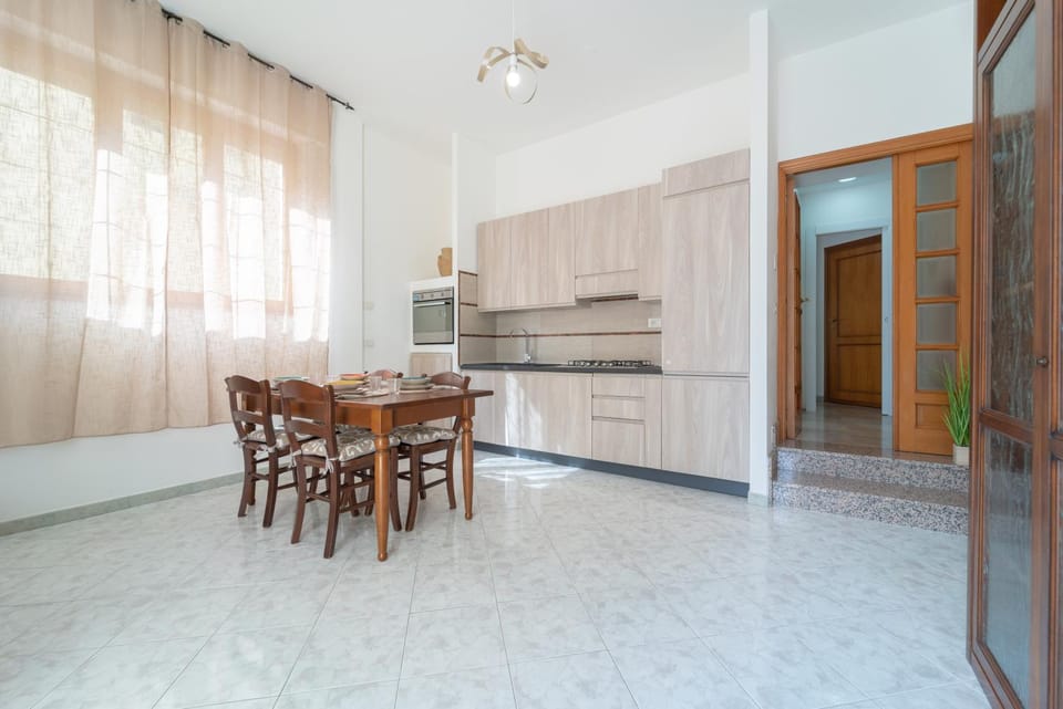 Kitchen or kitchenette, Dining area, stove