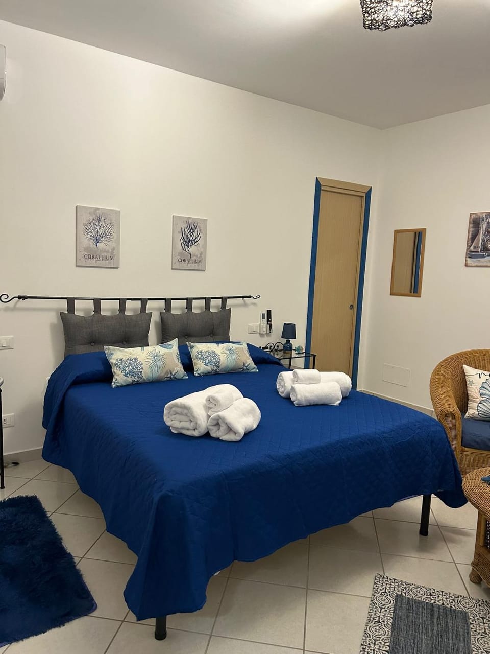 Photo of the whole room, Bedroom