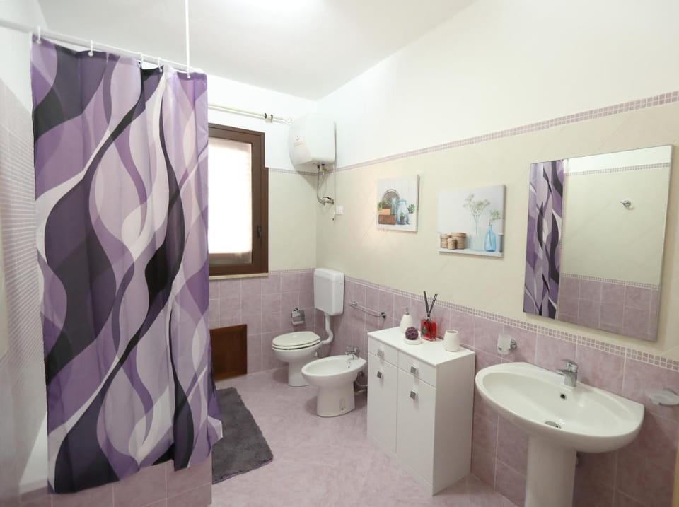 Shower, Toilet