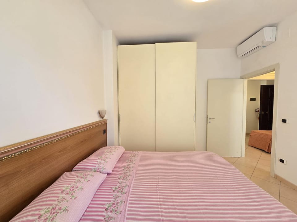 Bed, Photo of the whole room, Bedroom, wardrobe, air conditioner