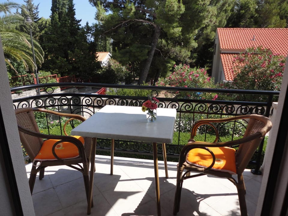 Balcony/Terrace, Seating area, Garden view, Street view