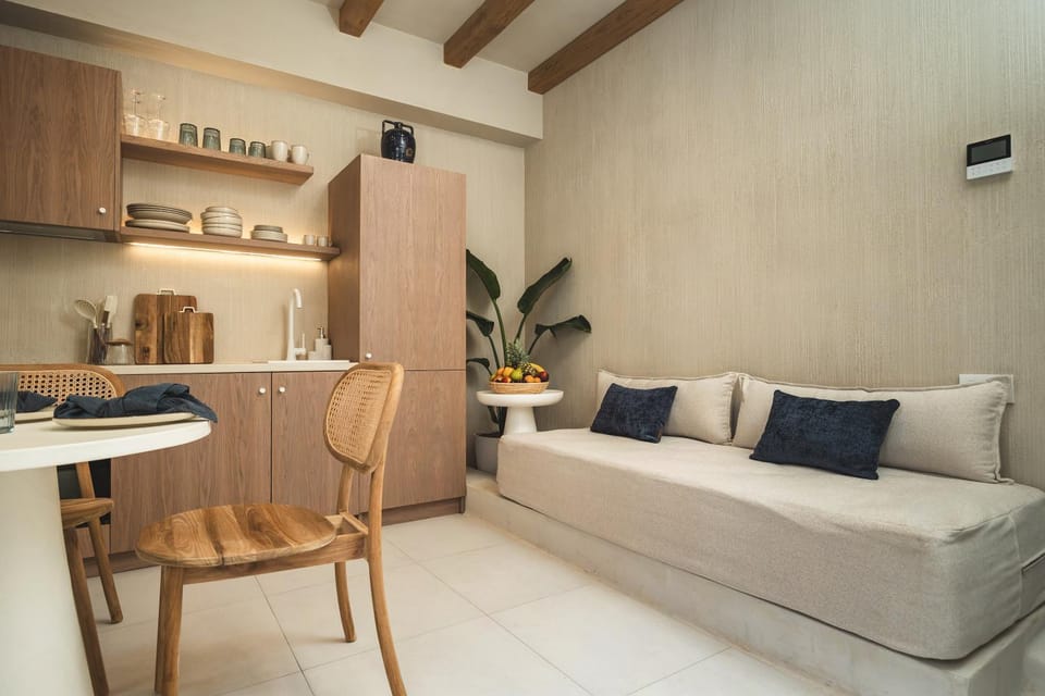 Kitchen or kitchenette, Living room, Seating area, Dining area