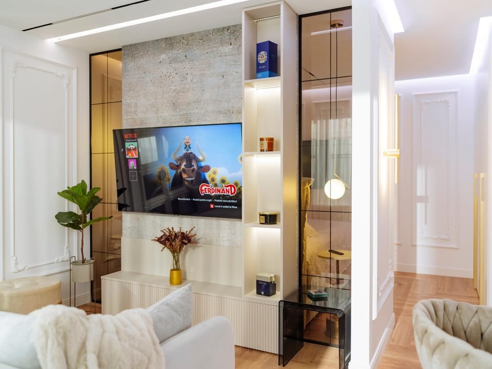 TV and multimedia, Living room, Seating area, Evening entertainment