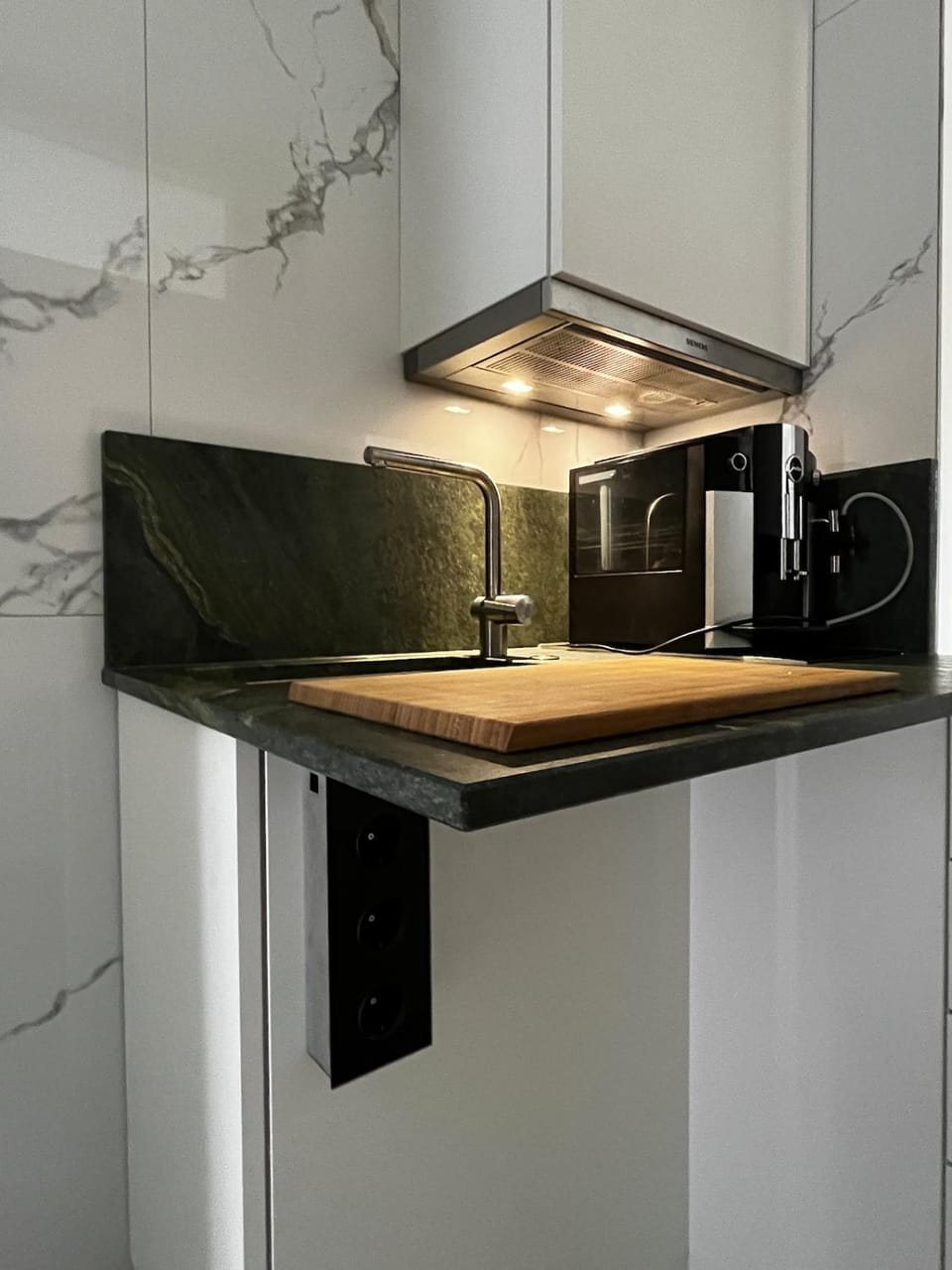 Coffee/tea facilities, Kitchen or kitchenette, stove