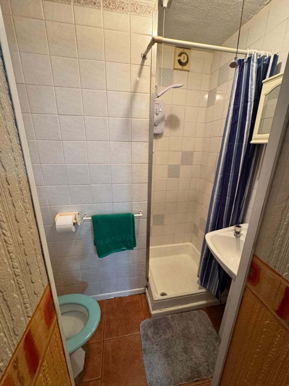 Shower, Toilet, Bathroom, towels
