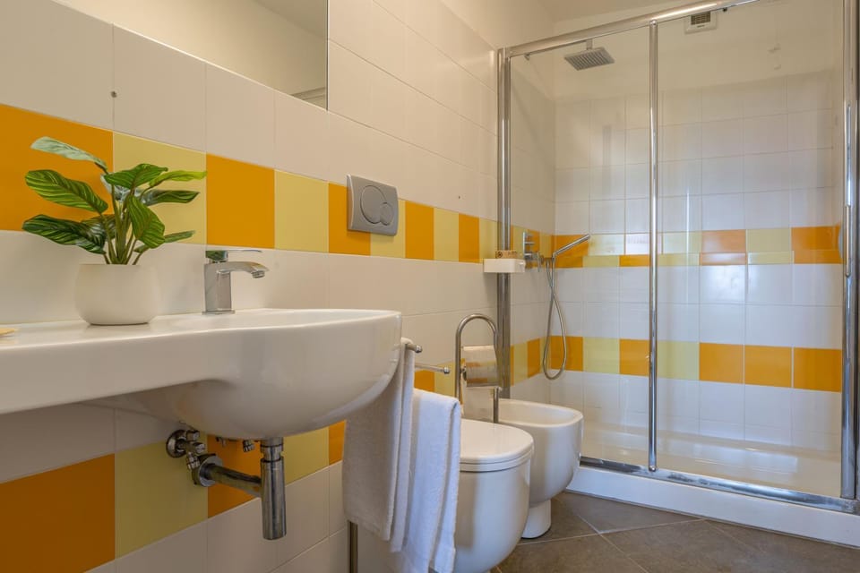 Shower, Toilet, Bathroom, bidet, towels