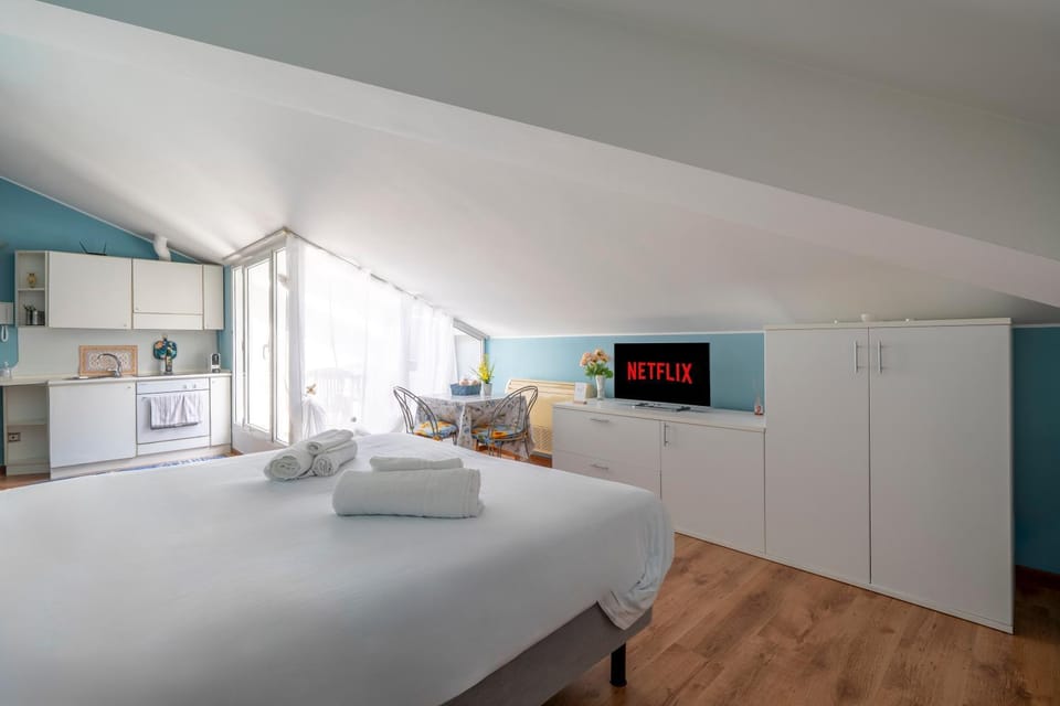 Bed, Kitchen or kitchenette, minibar
