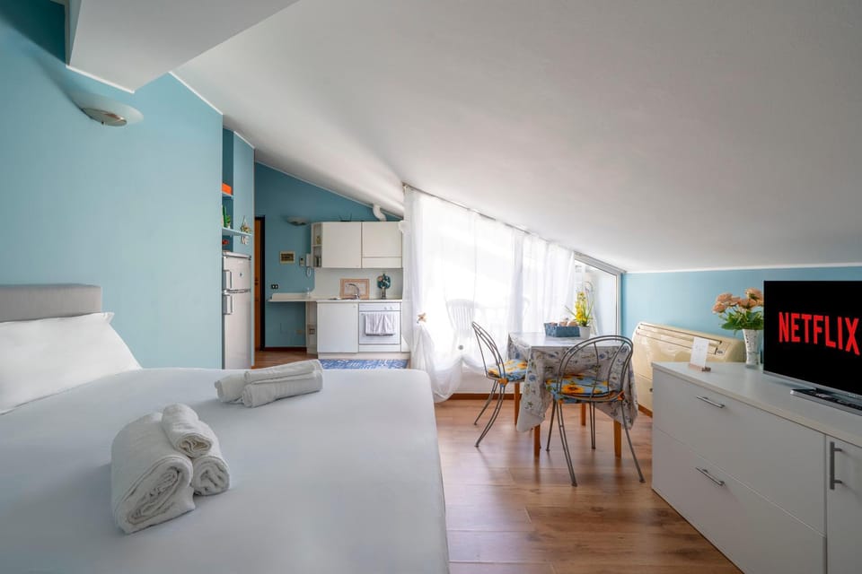 Photo of the whole room, Bedroom, towels