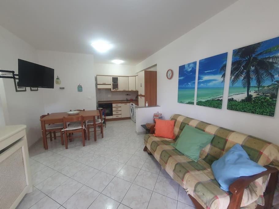 TV and multimedia, Kitchen or kitchenette, Living room, Seating area
