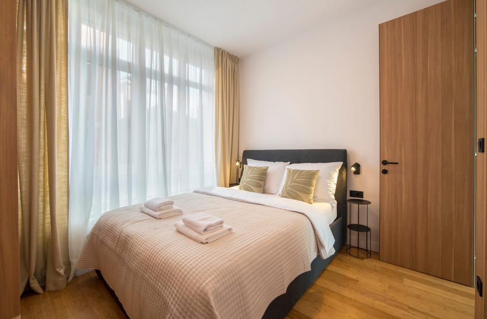 Bed, Bedroom, towels