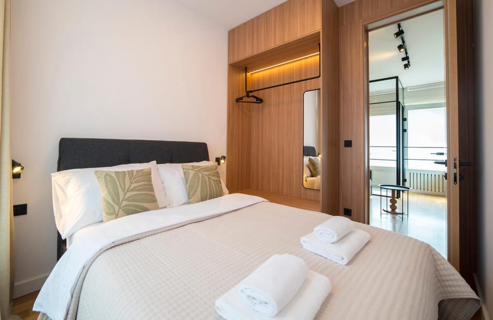 Bed, Bedroom, towels