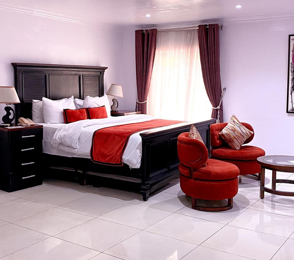 Shower, Toilet, Property building, Bathroom, Bedroom, Breakfast, towels