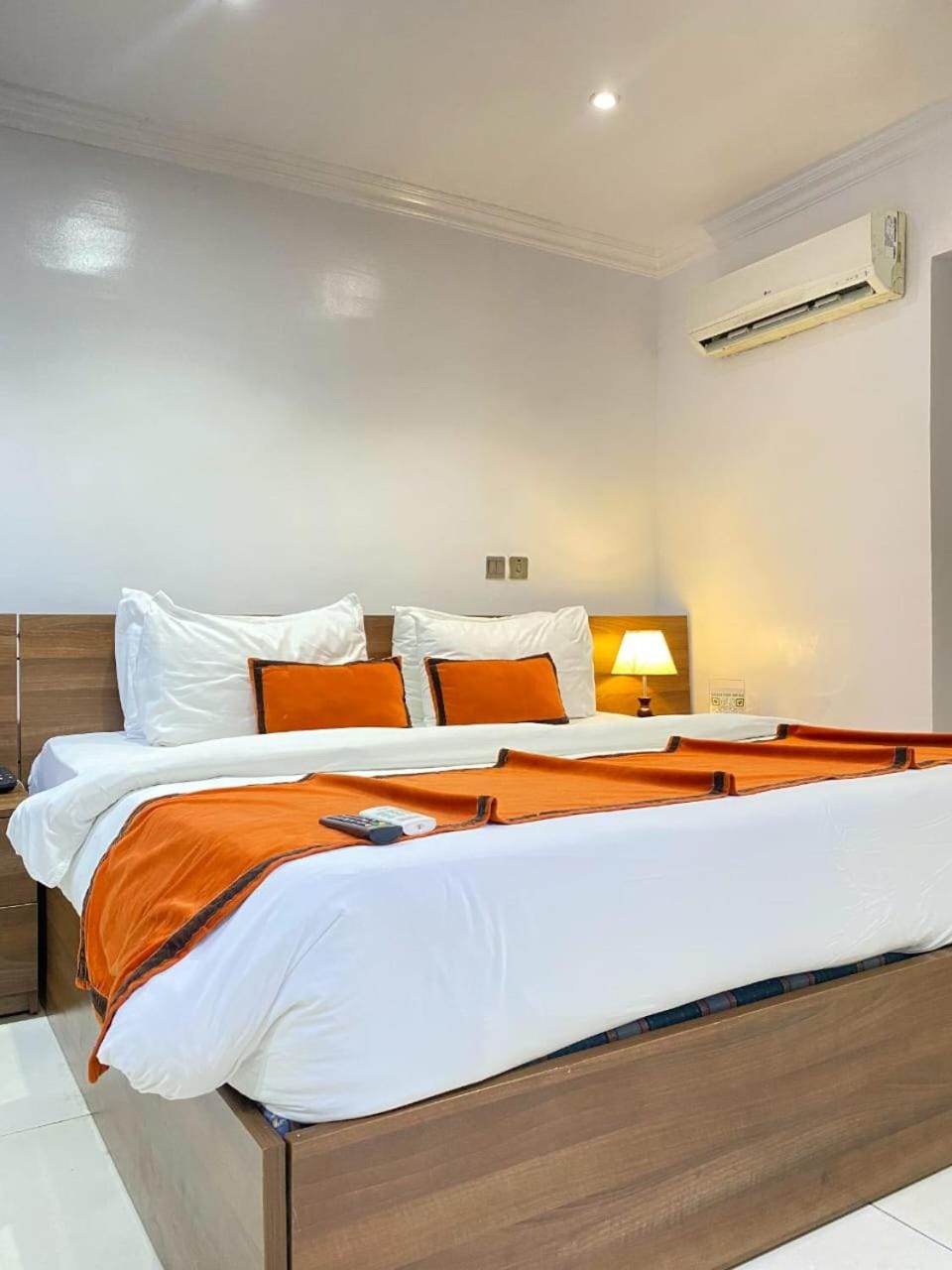 Property building, Bed, Bathroom, Photo of the whole room, Bedroom, Breakfast, air conditioner