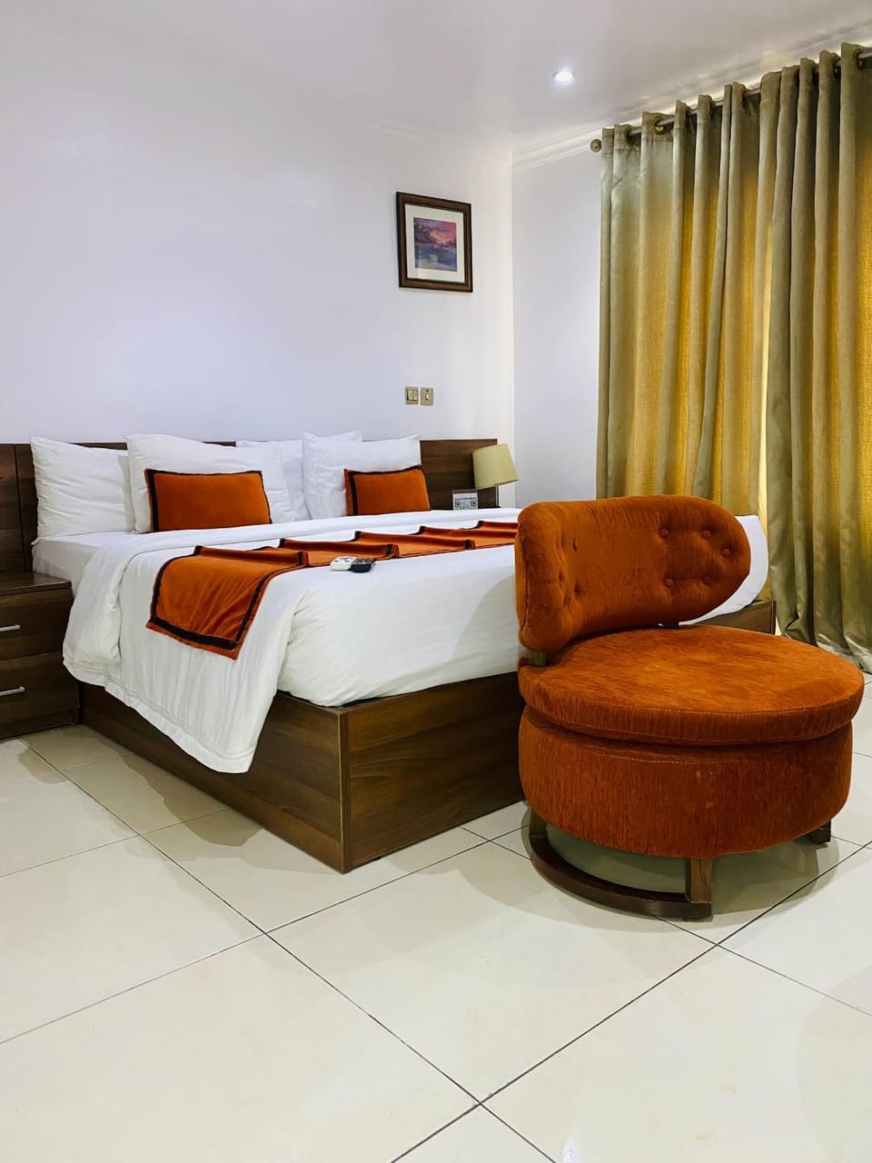 Shower, Toilet, Property building, Bathroom, Bedroom, Breakfast, towels