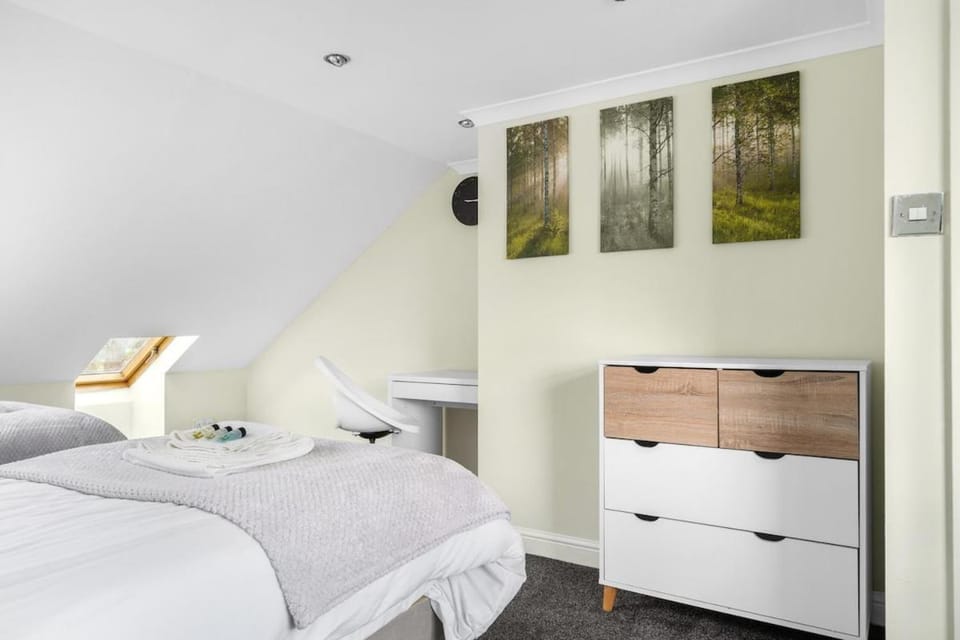 Centrally Located Flat By Golden Service Accommodation Short Term Rental Forest Gate Apartment in London
