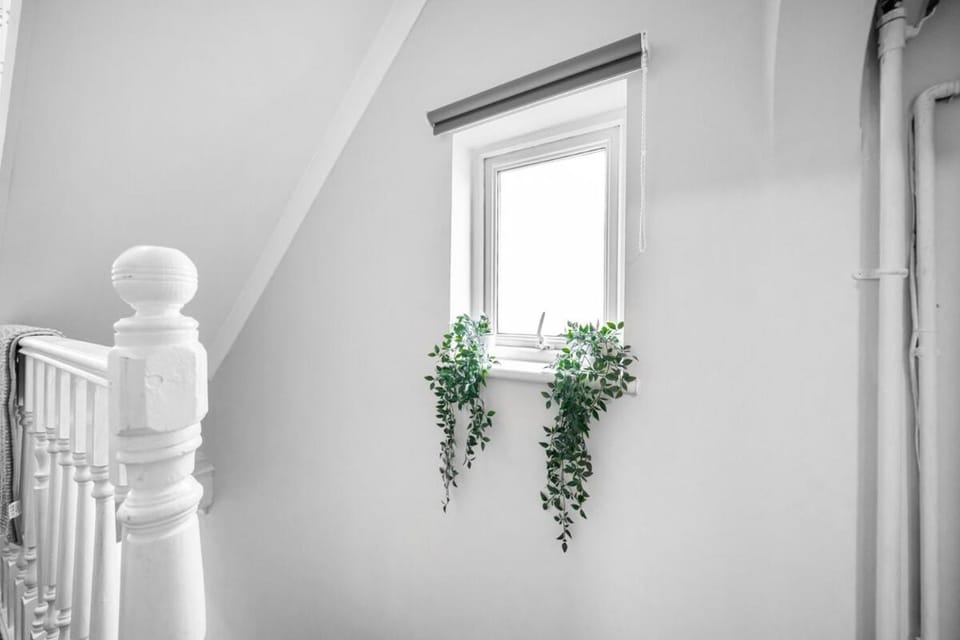 Centrally Located Flat By Golden Service Accommodation Short Term Rental Forest Gate Apartment in London