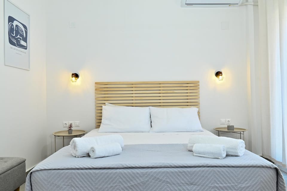 Bed, Photo of the whole room, Bedroom, towels, air conditioner