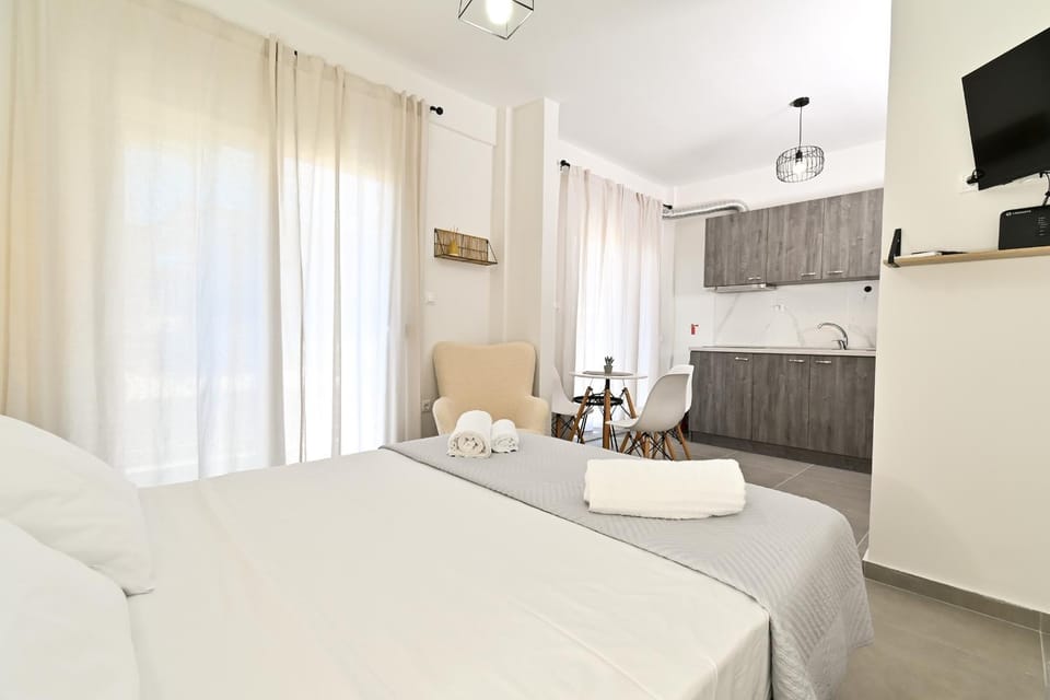 Bed, TV and multimedia, Photo of the whole room, Bedroom