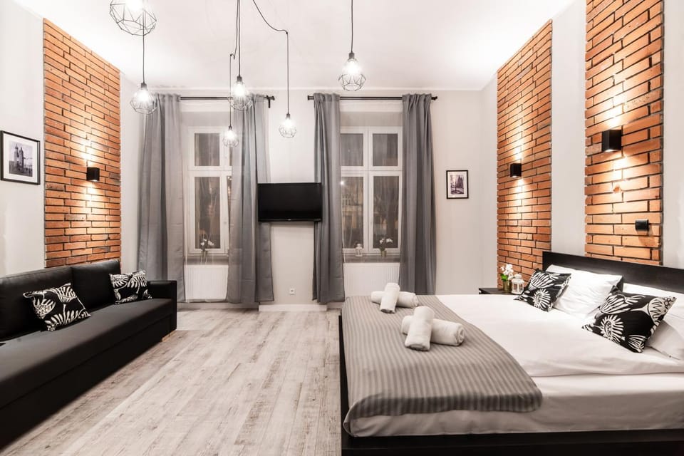 Bed, Photo of the whole room, Seating area, Bedroom, towels