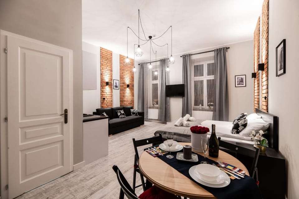Bed, TV and multimedia, Kitchen or kitchenette, Photo of the whole room, Seating area, Dining area, Bedroom