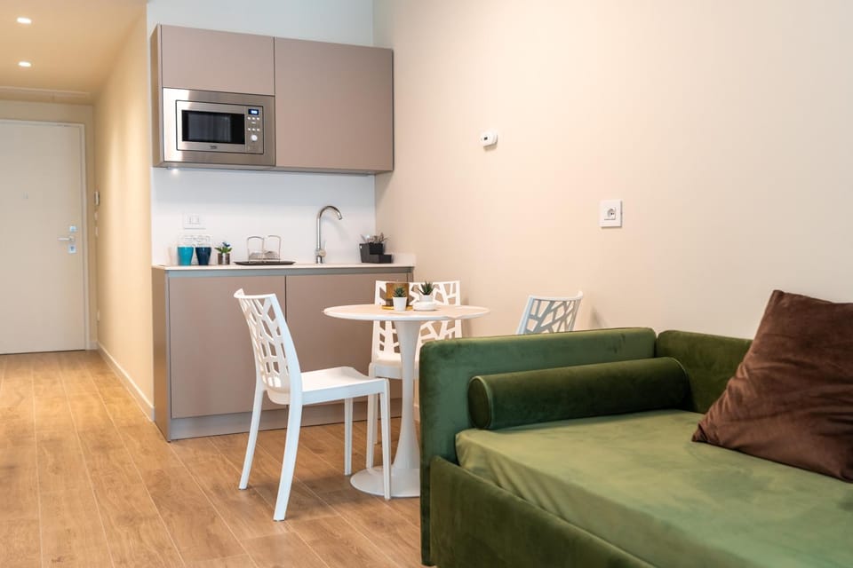 Coffee/tea facilities, Kitchen or kitchenette, Living room, Seating area, Dining area, minibar