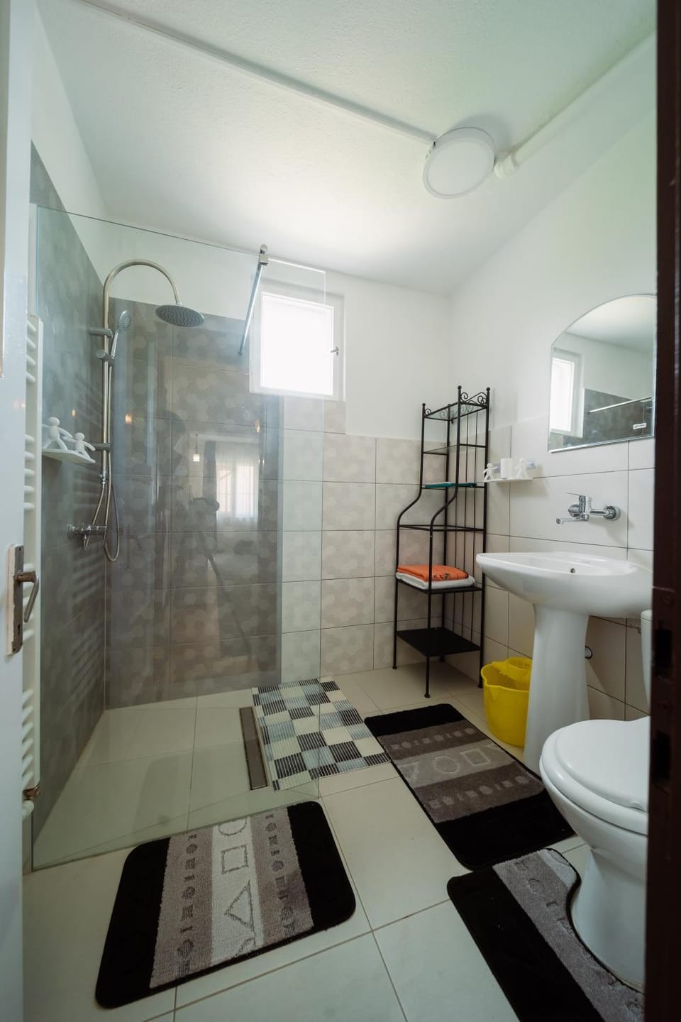 Shower, Toilet, towels