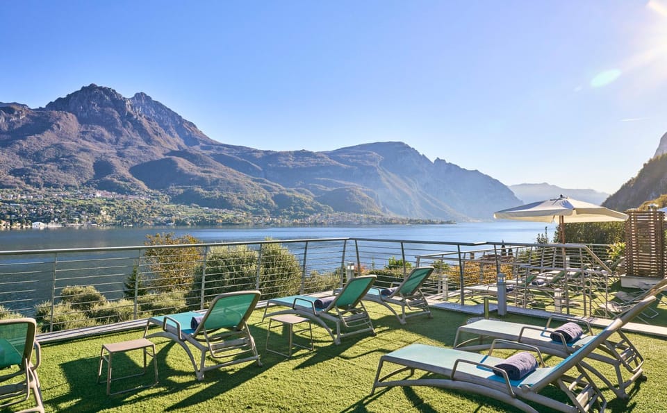 Lake view, sunbed