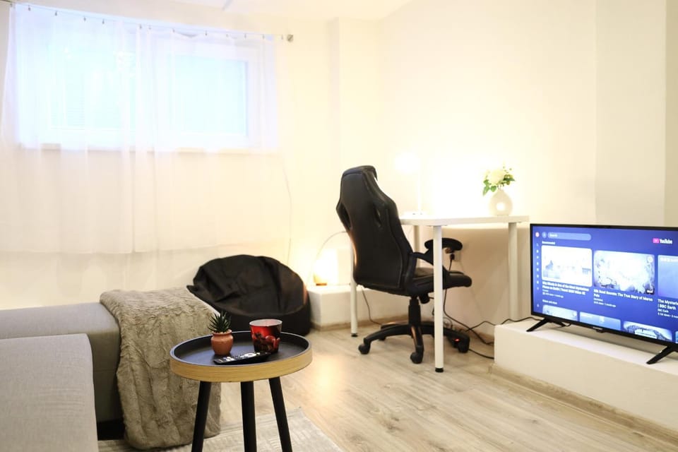 Communal lounge/ TV room, TV and multimedia, Living room, Seating area