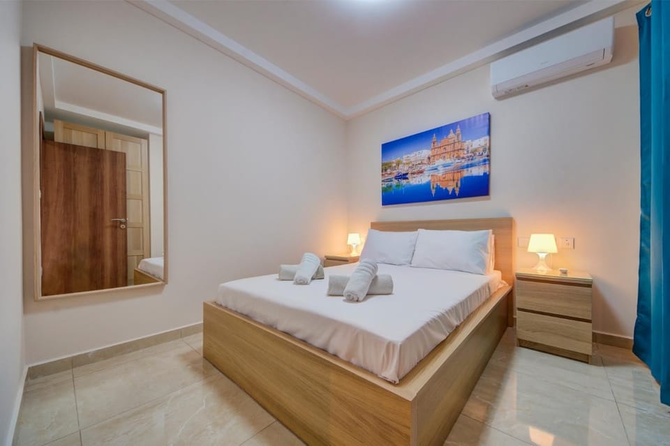 Bed, Photo of the whole room, Bedroom, towels