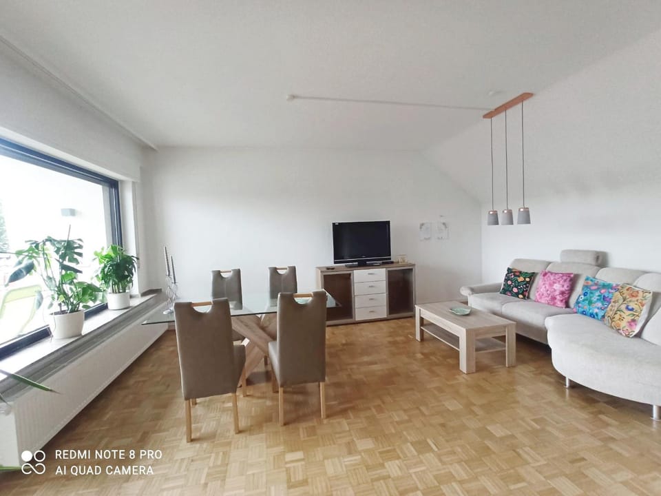 Communal lounge/ TV room, TV and multimedia, Living room, Seating area, Dining area, Evening entertainment