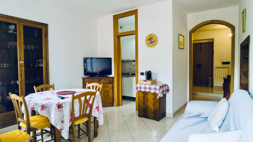 Communal lounge/ TV room, TV and multimedia, Living room, Seating area, Dining area